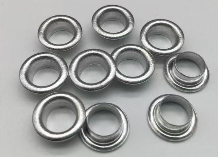 Diferente material de ojales