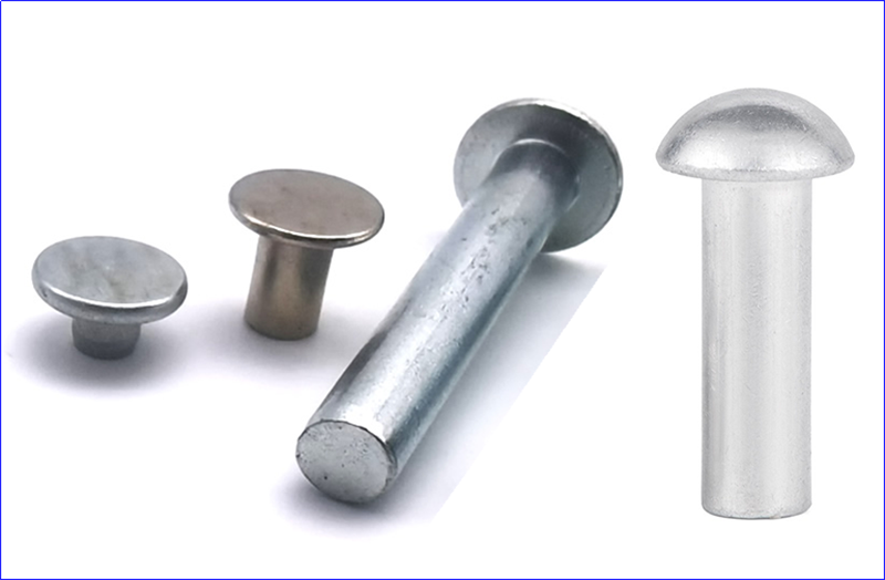 ¿Cuál es el material común de los remaches sólidos?