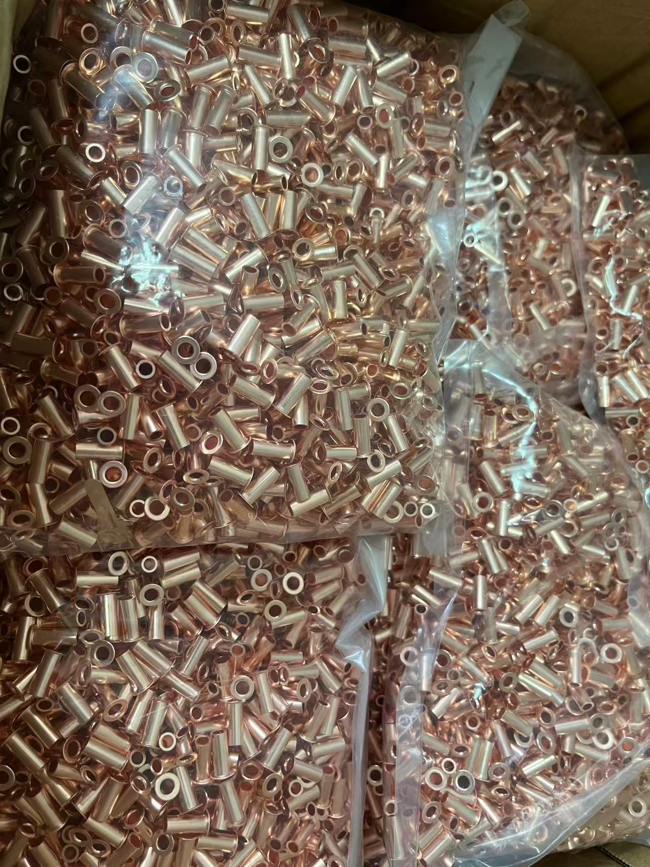 Nuote Metals envía remaches tubulares de cobre DIN 7340 A a Hungría: lote pequeño, precisión total